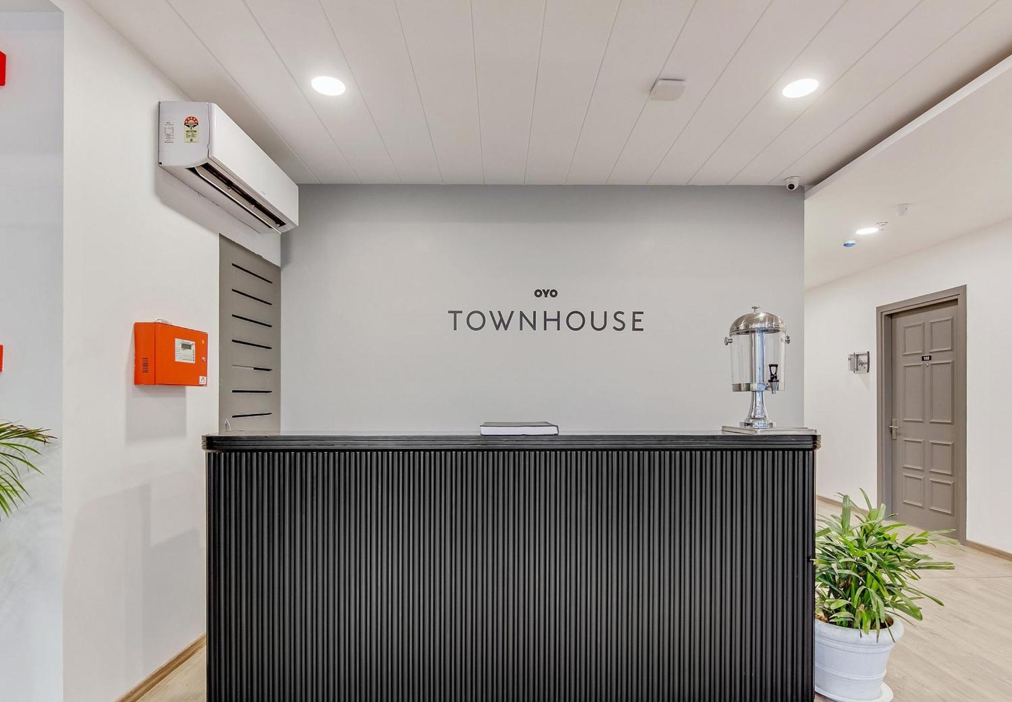 Townhouse Sector 49 Near Logix City Centre Noida Exterior foto